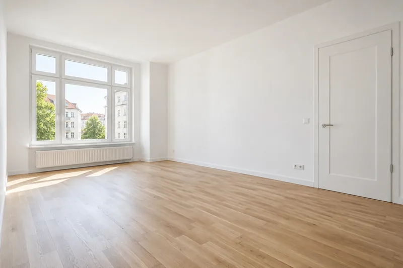 Fertig sanierte Berliner Wohnung bei der Übergabe mit neuem Parkett und frisch gestrichenen Wänden