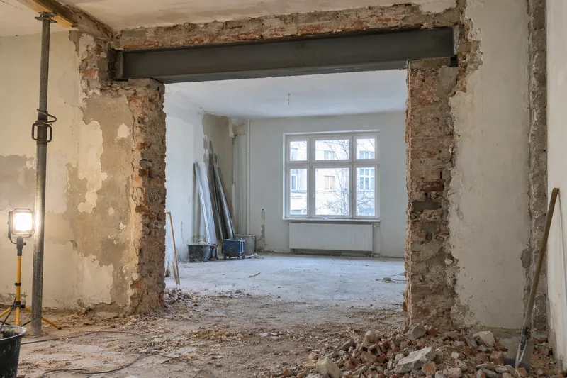 Maurerarbeiten Berlin: Stahlträger als Sturz über einem Wanddurchbruch in einer tragenden Wand