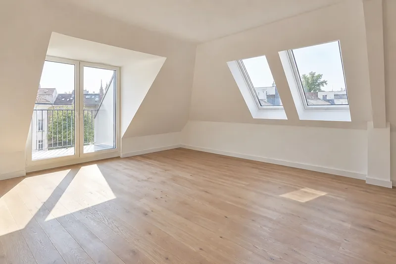 Ausgebautes Dachgeschoss in Berlin mit Gaube, Dachfenstern und hellem Dielenboden